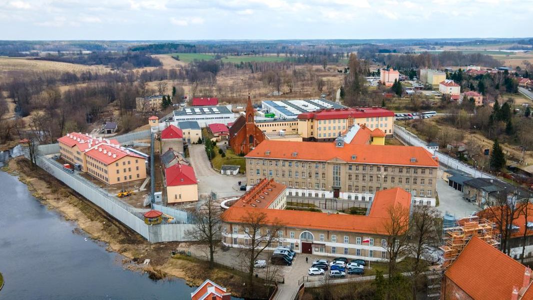 Horor v polském vězení. Dozorci údajně užívali protiteroristické metody CIA